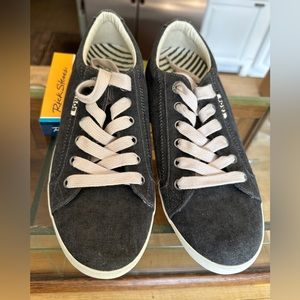 New Taos Star sneakers 8.5 or 39 canvas